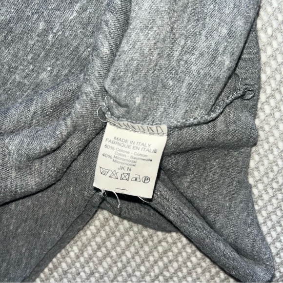 Brandy Melville Grey New York Embroidered Crop Top Tee Shirt Raw Hem OS - Picture 4 of 5